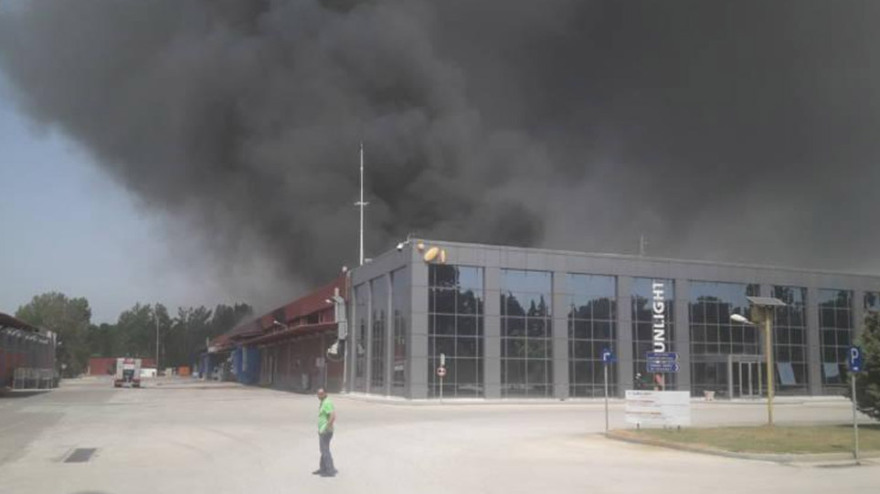 Μεγάλη φωτιά στο εργοστάσιο μπαταριών της Sunlight στην Ξάνθη