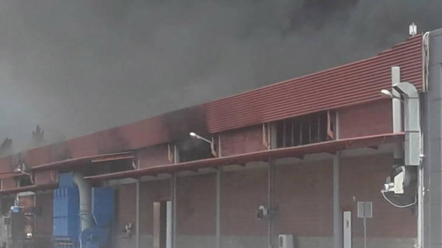 Μεγάλη φωτιά στο εργοστάσιο μπαταριών της Sunlight στην Ξάνθη