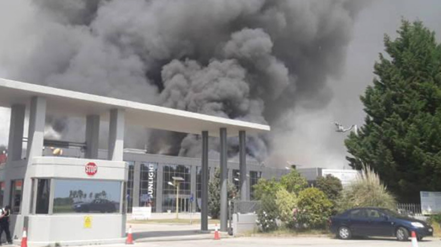 Μεγάλη φωτιά στο εργοστάσιο μπαταριών της Sunlight στην Ξάνθη