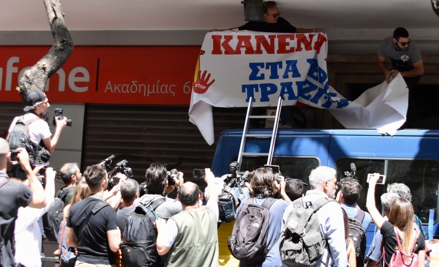 Συγκέντρωση ΛΑΕ κατά των πλειστηριασμών: Διαδηλωτές ανέβηκαν με πανό στην κλούβα των ΜΑΤ 