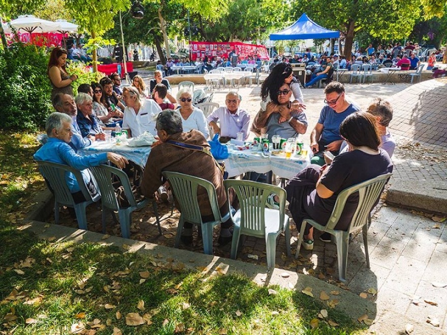 Με χορούς και τραγούδια γιόρτασε ο ΣΥΡΙΖΑ την Πρωτομαγιά