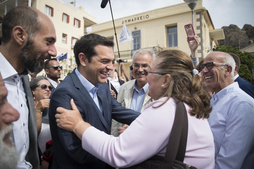 Κάτοικος Λήμνου σε Τσίπρα: «Μου έκοψες τη σύνταξη» - «Τι να σου κάνω μωρέ..» απάντησε ο πρωθυπουργός (βίντεο)