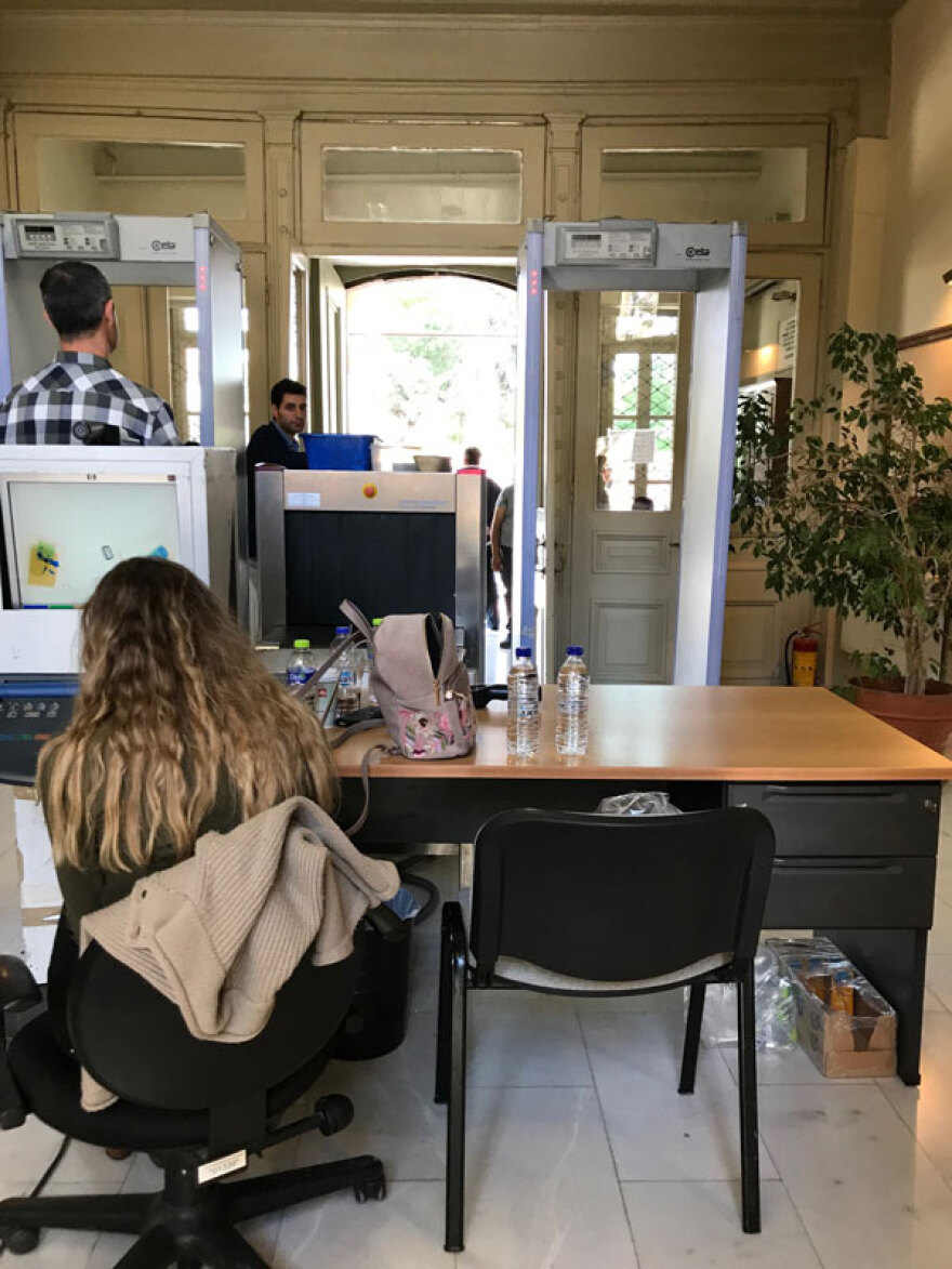 Με κατεβασμένα ρολά περιμένουν τον Τσίπρα στη Μυτιλήνη - Του «γύρισαν την πλάτη» στη Λήμνο