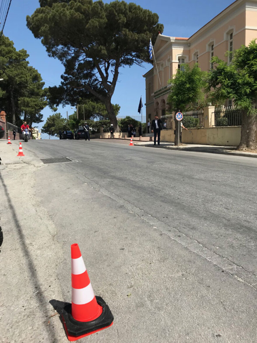 Με κατεβασμένα ρολά περιμένουν τον Τσίπρα στη Μυτιλήνη - Του «γύρισαν την πλάτη» στη Λήμνο