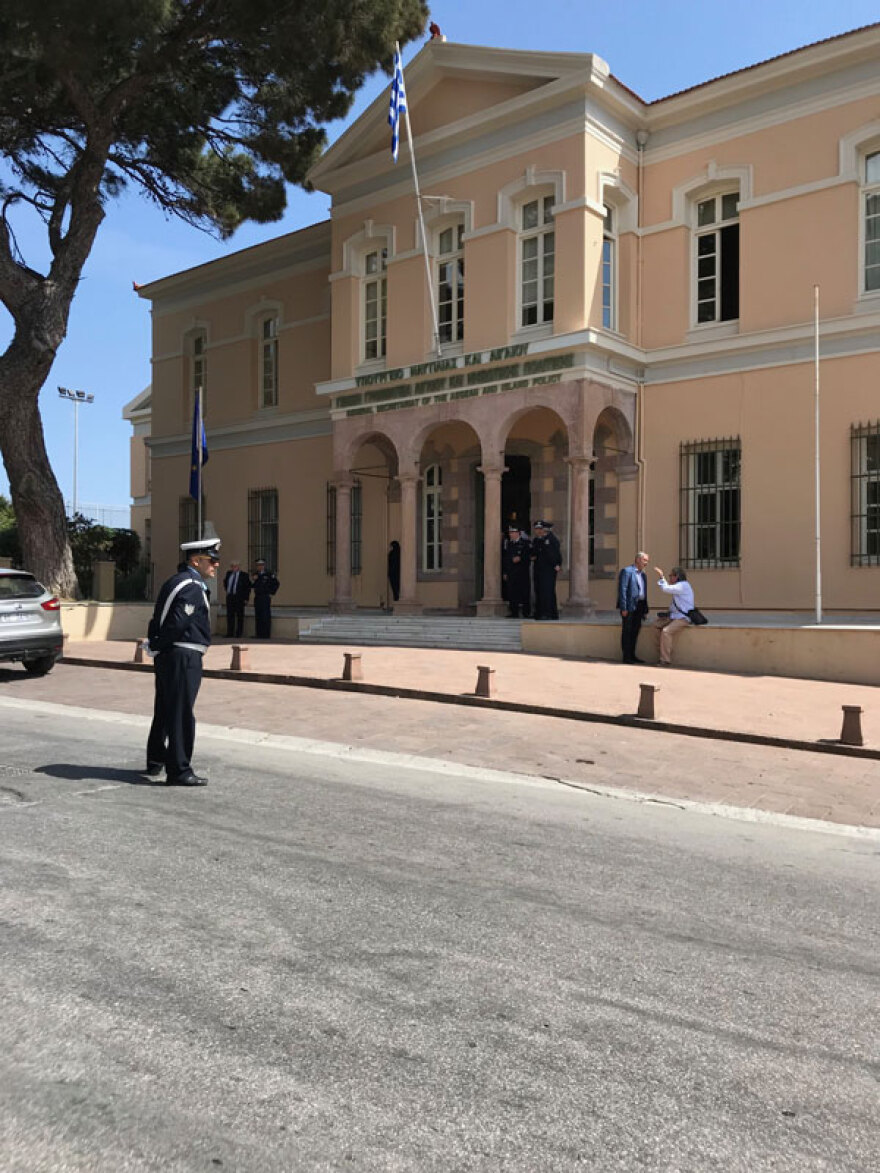 Με κατεβασμένα ρολά περιμένουν τον Τσίπρα στη Μυτιλήνη - Του «γύρισαν την πλάτη» στη Λήμνο