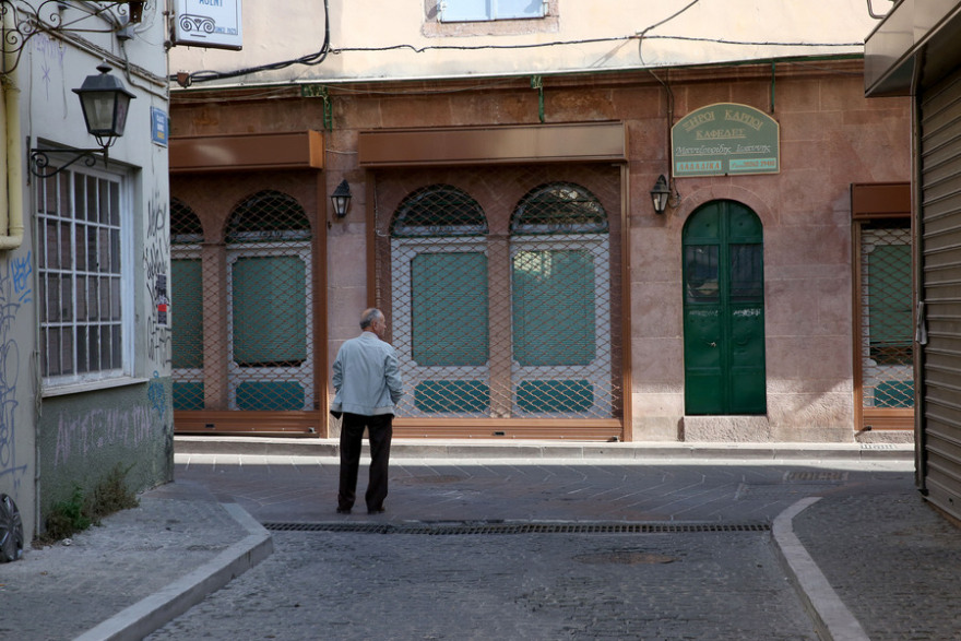Με κατεβασμένα ρολά περιμένουν τον Τσίπρα στη Μυτιλήνη - Του «γύρισαν την πλάτη» στη Λήμνο