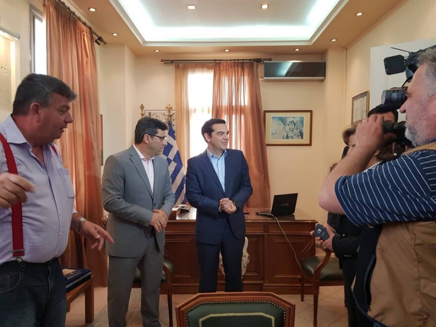 Με κατεβασμένα ρολά περιμένουν τον Τσίπρα στη Μυτιλήνη - Του «γύρισαν την πλάτη» στη Λήμνο