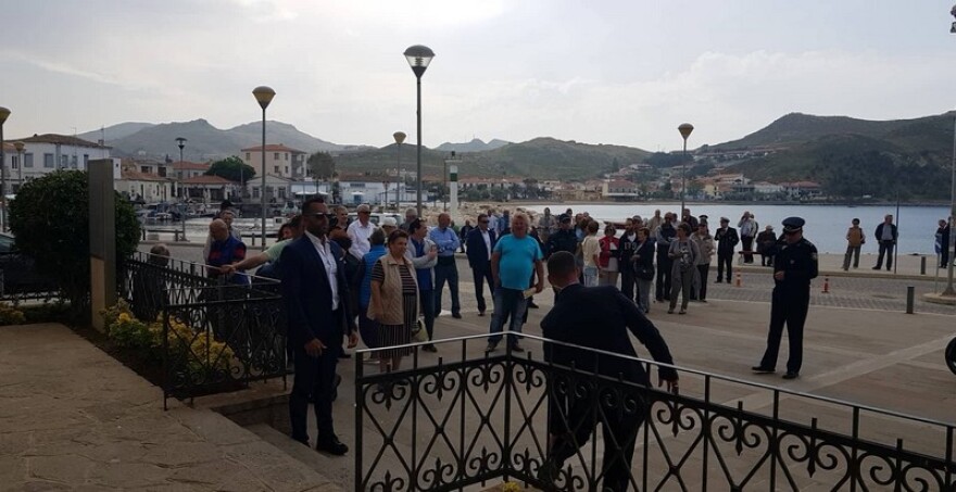 Με κατεβασμένα ρολά περιμένουν τον Τσίπρα στη Μυτιλήνη - Του «γύρισαν την πλάτη» στη Λήμνο