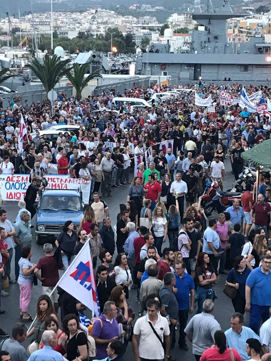 Περιοδεία Τσίπρα σε Λήμνο-Λέσβο: Σπρέι πιπεριού από την κυβέρνηση στους διαδηλωτές