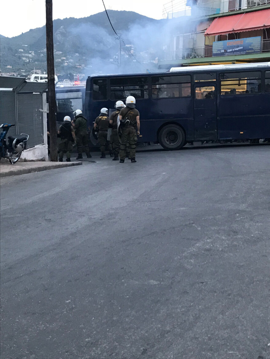 Περιοδεία Τσίπρα σε Λήμνο-Λέσβο: Σπρέι πιπεριού από την κυβέρνηση στους διαδηλωτές