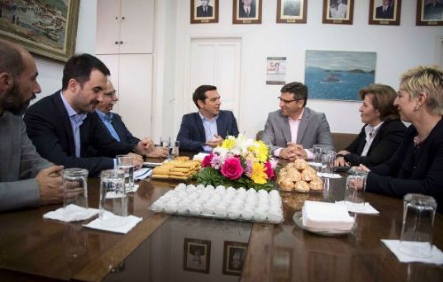 Με κατεβασμένα ρολά περιμένουν τον Τσίπρα στη Μυτιλήνη - Του «γύρισαν την πλάτη» στη Λήμνο