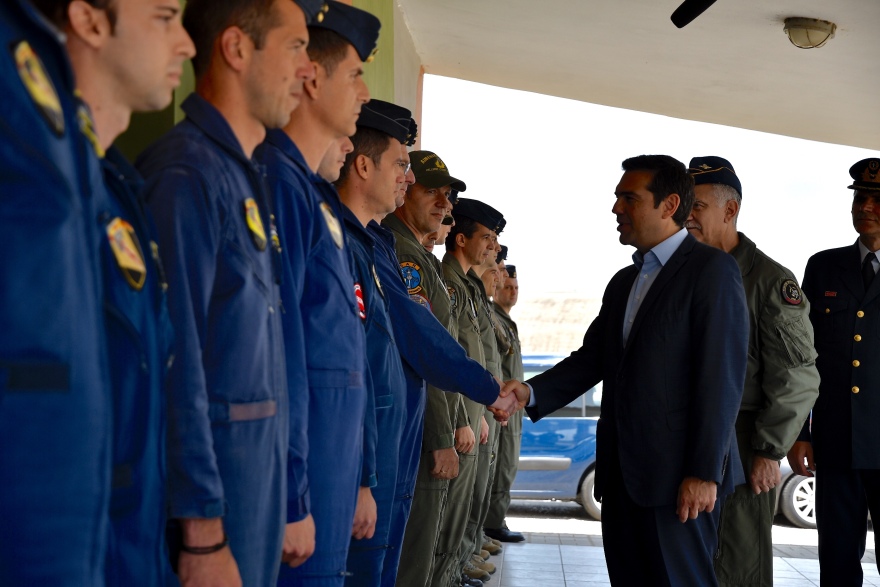 Με κατεβασμένα ρολά περιμένουν τον Τσίπρα στη Μυτιλήνη - Του «γύρισαν την πλάτη» στη Λήμνο