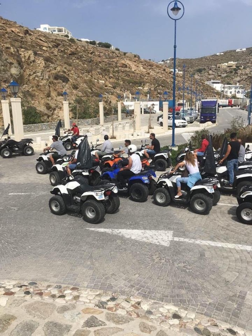 Μύκονος: Συγκέντρωση διαμαρτυρίας με «γουρούνες» με μαύρες σημαίες σε λιμάνι και αεροδρόμιο