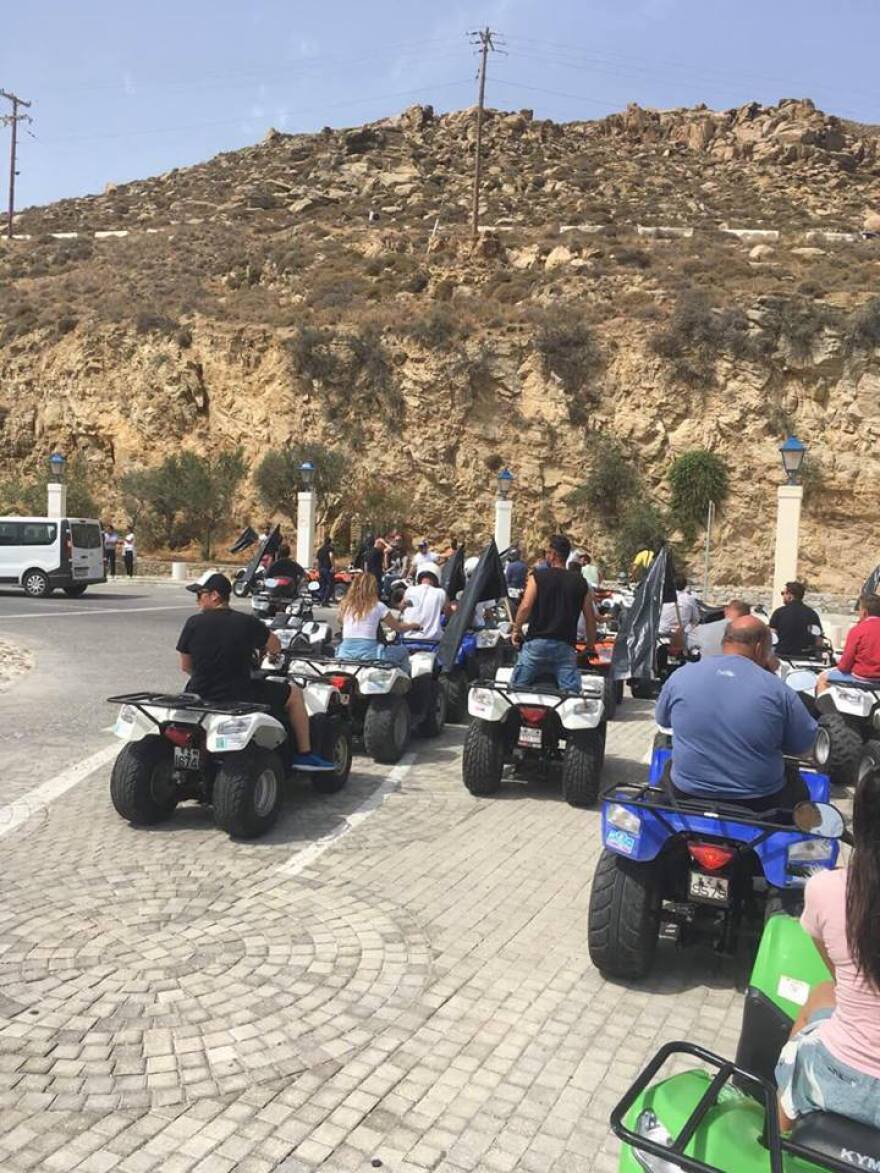 Μύκονος: Συγκέντρωση διαμαρτυρίας με «γουρούνες» με μαύρες σημαίες σε λιμάνι και αεροδρόμιο