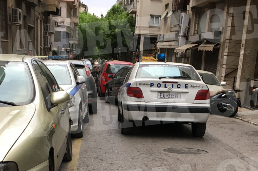 Απίστευτο: Μετέτρεψαν κάθετο δρόμο στην Πατησίων σε πάρκινγκ κατασχεμένων αυτοκινήτων