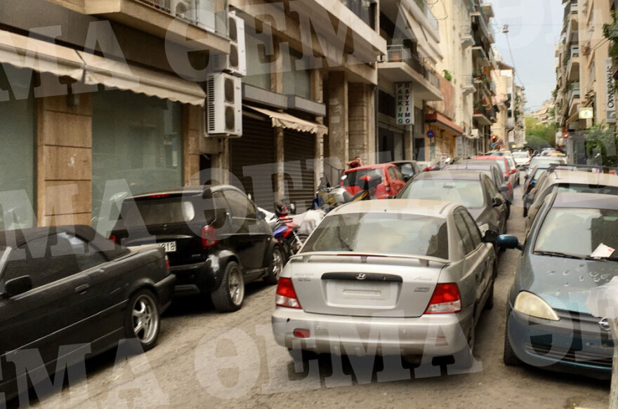 Απίστευτο: Μετέτρεψαν κάθετο δρόμο στην Πατησίων σε πάρκινγκ κατασχεμένων αυτοκινήτων