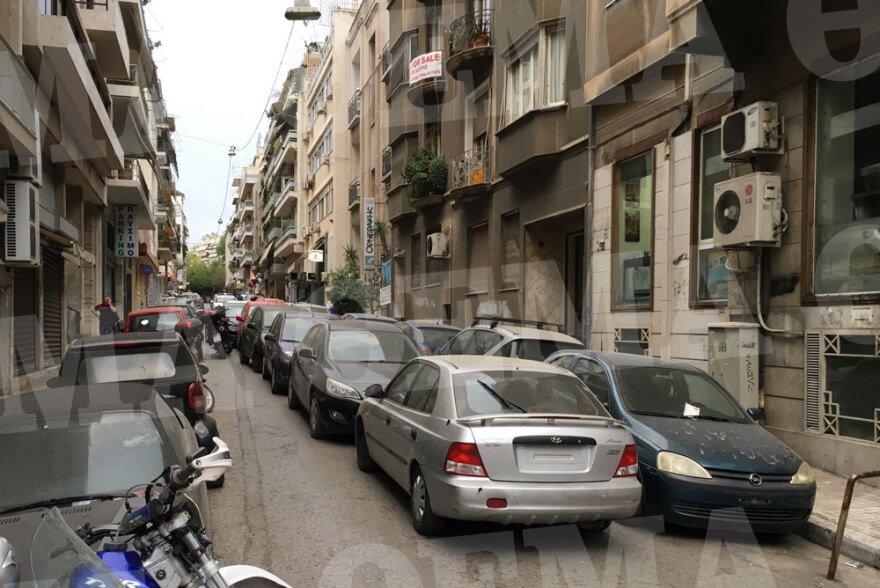 Απίστευτο: Μετέτρεψαν κάθετο δρόμο στην Πατησίων σε πάρκινγκ κατασχεμένων αυτοκινήτων