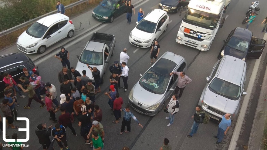 Πρόσφυγες απέκλεισαν την Εγνατία Οδό - Διαμαρτύρονται γιατί πλημμύρισαν οι σκηνές τους