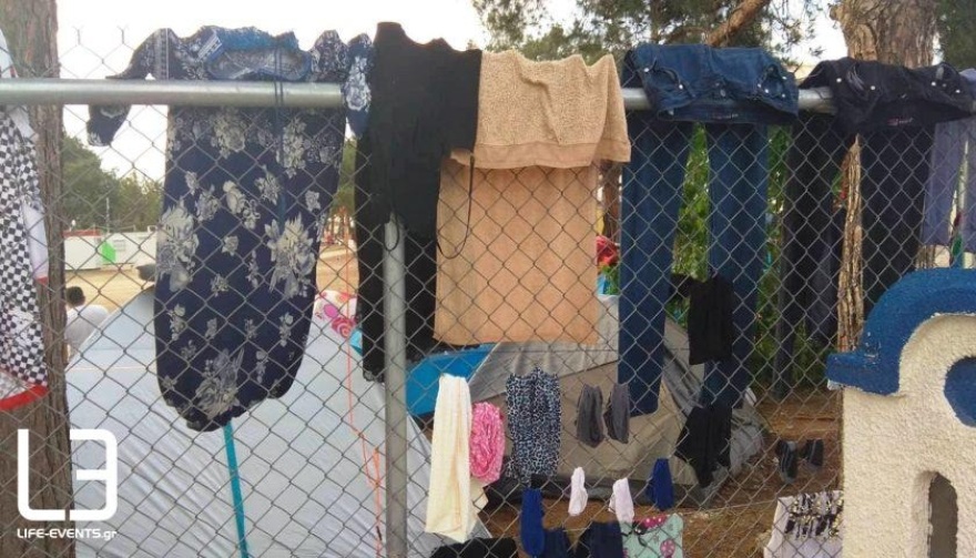 Πρόσφυγες απέκλεισαν την Εγνατία Οδό - Διαμαρτύρονται γιατί πλημμύρισαν οι σκηνές τους