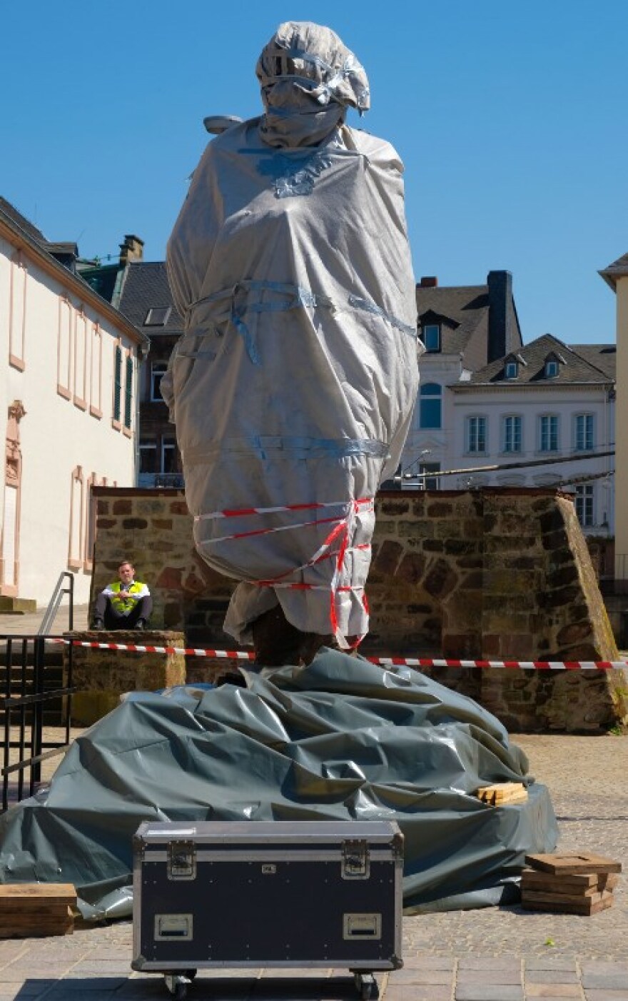 200 χρόνια από τη γέννηση του Μαρξ: Το άγαλμα από Κίνα και οι αντιδράσεις