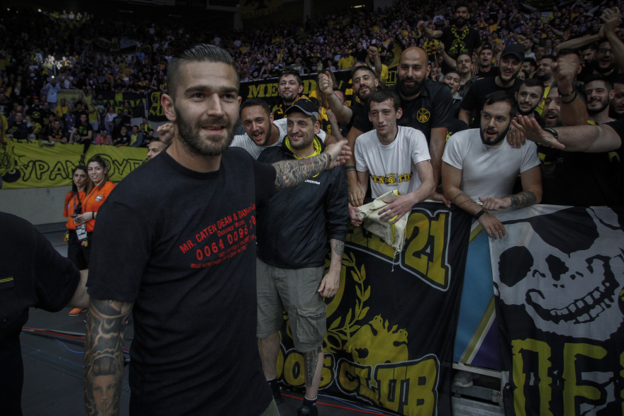 Βίντεο: Αποθέωση για τους πρωταθλητές της ΑΕΚ στο ΟΑΚΑ