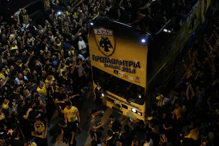 Ξέφρενο πάρτι στη Νέα Φιλαδέλφεια για την πρωταθλήτρια ΑΕΚ