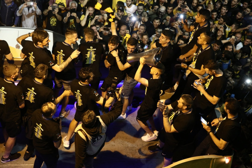 Ξέφρενο πάρτι στη Νέα Φιλαδέλφεια για την πρωταθλήτρια ΑΕΚ
