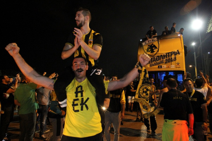 Ξέφρενο πάρτι στη Νέα Φιλαδέλφεια για την πρωταθλήτρια ΑΕΚ