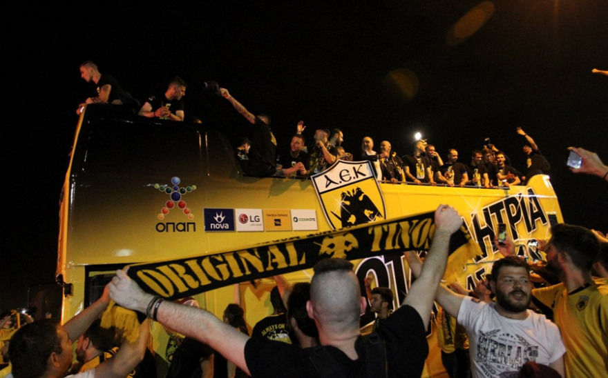Ξέφρενο πάρτι στη Νέα Φιλαδέλφεια για την πρωταθλήτρια ΑΕΚ