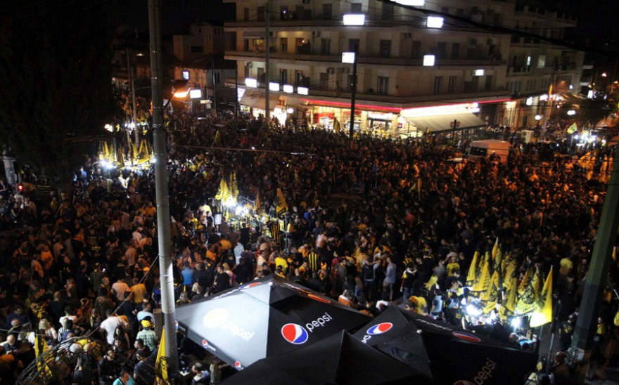 Ξέφρενο πάρτι στη Νέα Φιλαδέλφεια για την πρωταθλήτρια ΑΕΚ