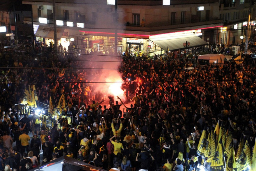 Ξέφρενο πάρτι στη Νέα Φιλαδέλφεια για την πρωταθλήτρια ΑΕΚ