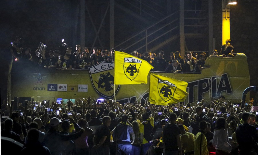 Ξέφρενο πάρτι στη Νέα Φιλαδέλφεια για την πρωταθλήτρια ΑΕΚ