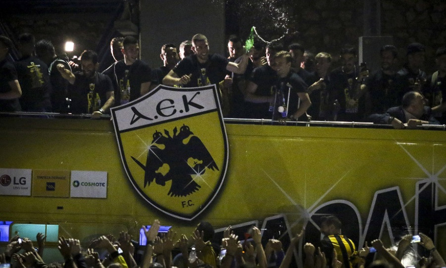 Ξέφρενο πάρτι στη Νέα Φιλαδέλφεια για την πρωταθλήτρια ΑΕΚ