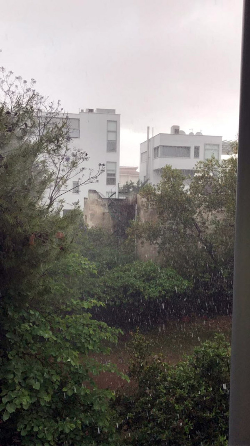 Μπουρίνι με χαλαζόπτωση σε περιοχές των βορείων προαστίων