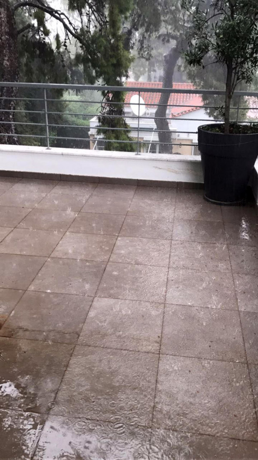 Μπουρίνι με χαλαζόπτωση σε περιοχές των βορείων προαστίων