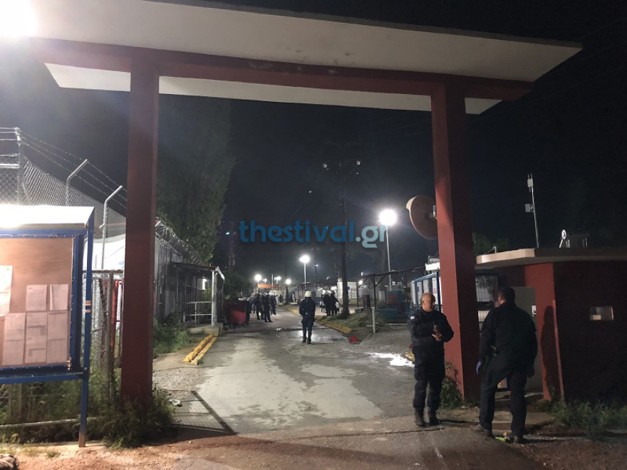 Νύχτα αιματηρών επεισοδίων σε κέντρο φιλοξενίας προσφύγων στη Θεσσαλονίκη