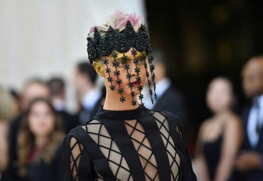 Met Gala: Η πρόταση γάμου στα σκαλιά και το... σπρώξιμο της Kendall Jenner 