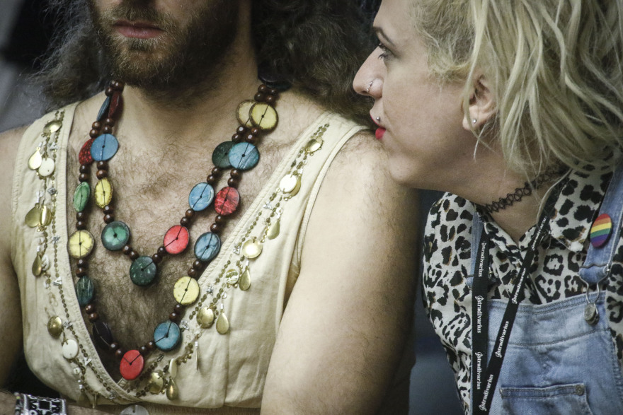 Με 161 ψήφους πέρασε στη Βουλή η αναδοχή από ομόφυλα ζευγάρια