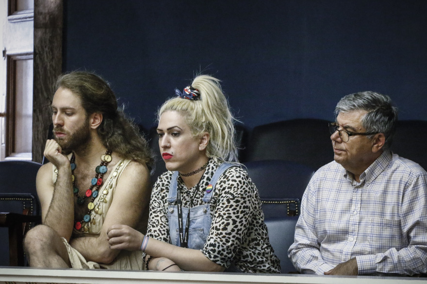 Με 161 ψήφους πέρασε στη Βουλή η αναδοχή από ομόφυλα ζευγάρια