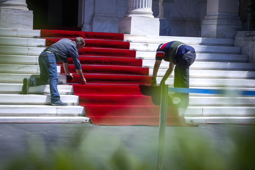 Ο Κάρολος στην Αθήνα: Σε σχήμα στέμματος το στεφάνι που κατέθεσε στον Άγνωστο Στρατιώτη 