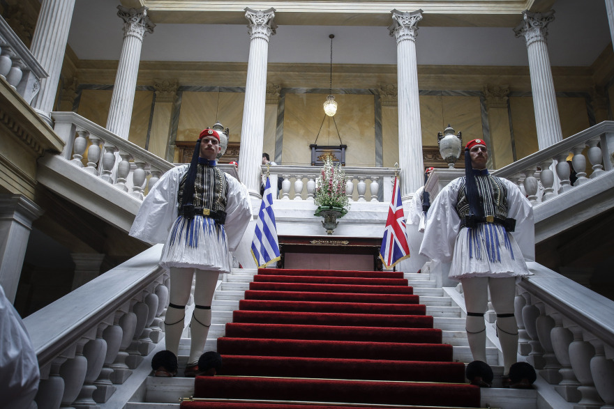 Ο Κάρολος στην Αθήνα: Σε σχήμα στέμματος το στεφάνι που κατέθεσε στον Άγνωστο Στρατιώτη 