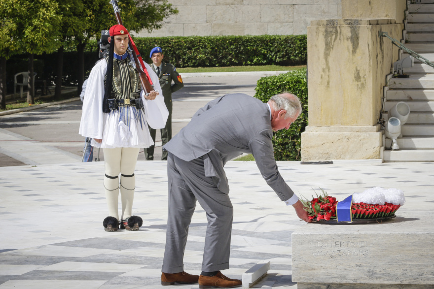 Ο Κάρολος στην Αθήνα: Σε σχήμα στέμματος το στεφάνι που κατέθεσε στον Άγνωστο Στρατιώτη 