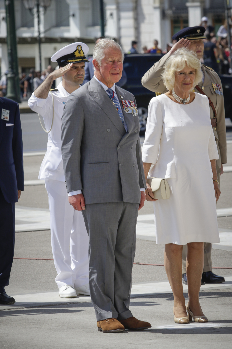 Ο Κάρολος στην Αθήνα: Σε σχήμα στέμματος το στεφάνι που κατέθεσε στον Άγνωστο Στρατιώτη 