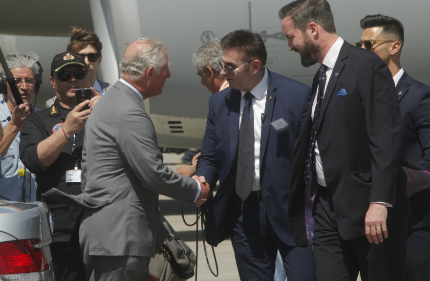 Ο Κάρολος στην Αθήνα: Σε σχήμα στέμματος το στεφάνι που κατέθεσε στον Άγνωστο Στρατιώτη 