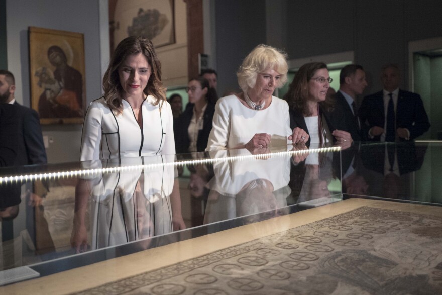 Βίντεο: Στο Μουσείο Μπενάκη η Καμίλα με την Μπέττυ Μπαζιάνα