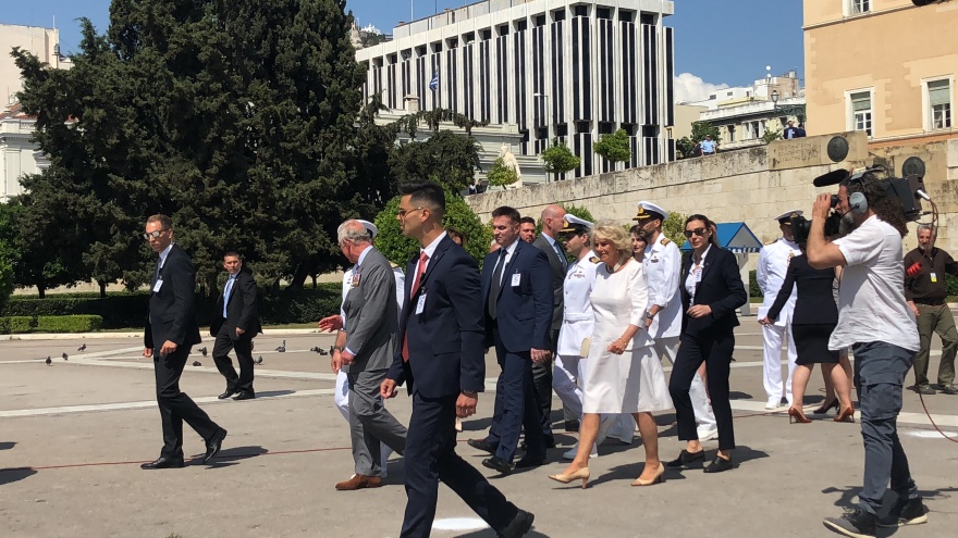 Ο Κάρολος στην Αθήνα: Σε σχήμα στέμματος το στεφάνι που κατέθεσε στον Άγνωστο Στρατιώτη 