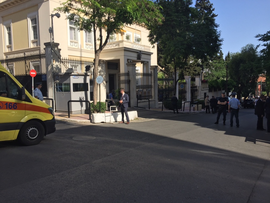 Ο Κάρολος στην Αθήνα: Σε σχήμα στέμματος το στεφάνι που κατέθεσε στον Άγνωστο Στρατιώτη 