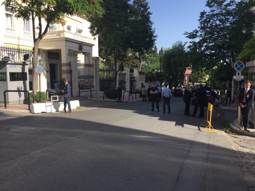 Ο Κάρολος στην Αθήνα: Σε σχήμα στέμματος το στεφάνι που κατέθεσε στον Άγνωστο Στρατιώτη 