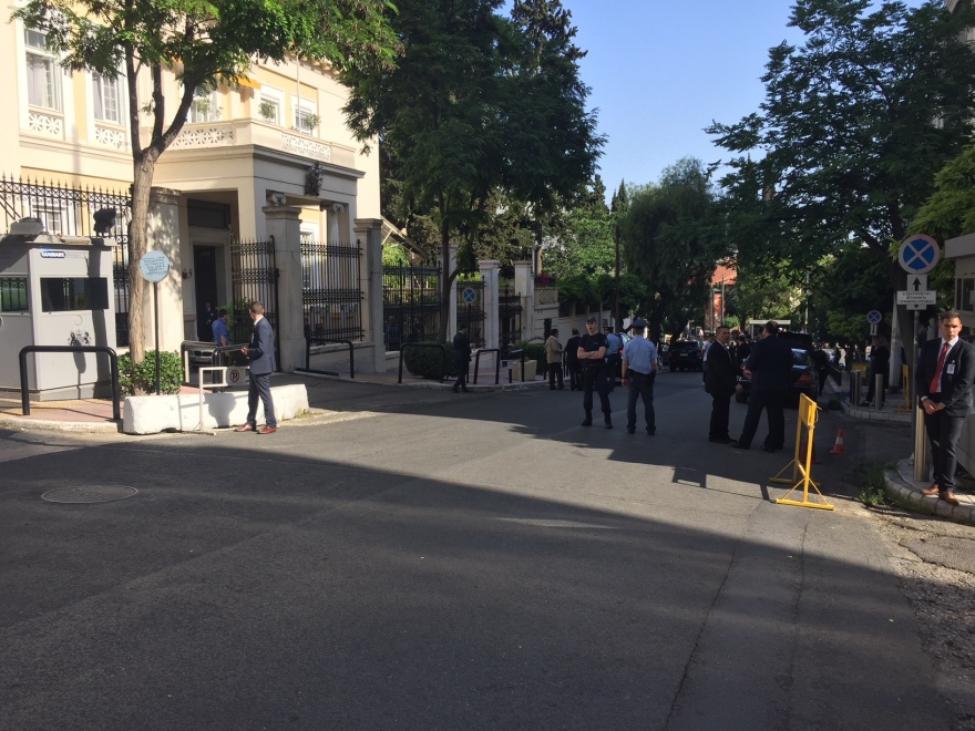 Ο Κάρολος στην Αθήνα: Σε σχήμα στέμματος το στεφάνι που κατέθεσε στον Άγνωστο Στρατιώτη 