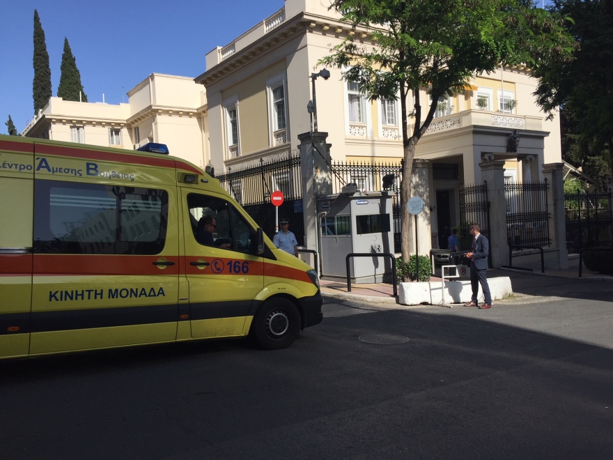 Ο Κάρολος στην Αθήνα: Σε σχήμα στέμματος το στεφάνι που κατέθεσε στον Άγνωστο Στρατιώτη 